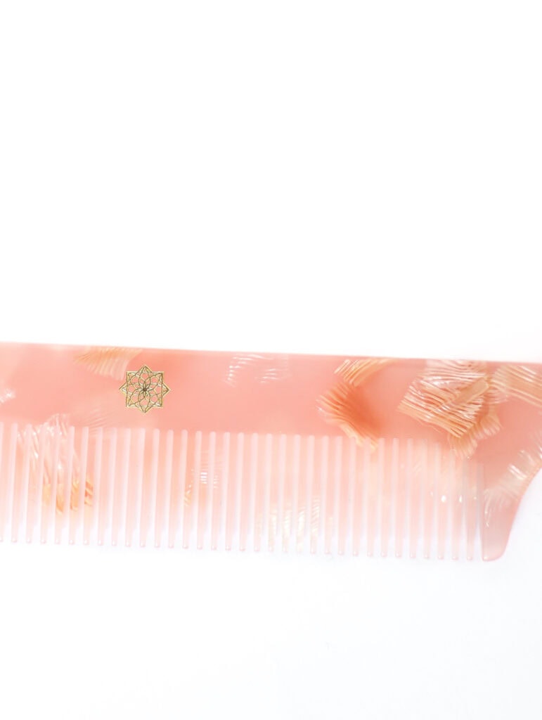 Kunststoff Haarkamm in Rosa, ideal für professionelles Frisieren, Haarstyling, Volumen, Haarpflege und Friseurbedarf.