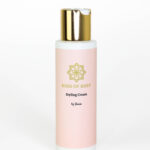 Schöne Stylingcreme in elegantem Design, perfekt für professionelles Haarstyling von Kind of Rosy Hair.