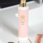 Hochwertiges Haarspray von KIND OF ROSY HAIR, ideal für langanhaltende Frisuren.