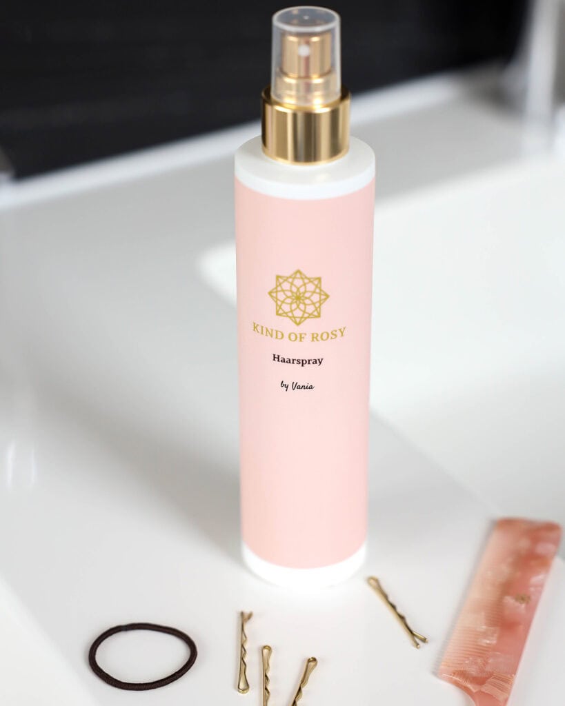 Hochwertiges Haarspray von KIND OF ROSY HAIR, ideal für langanhaltende Frisuren.