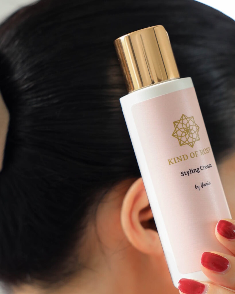 Haarstylingcreme im eleganten Design mit goldener Kappe, ideal für Volumen und Glanz.