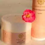 Pflegeprodukte für glänzendes Haar mit Arganöl und Keratin.